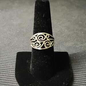 Elegant Silver Tone Twirl Ring Size 7